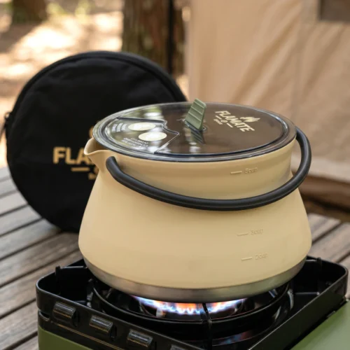 Pava plegable de silicona 1.2lts con tapa color negra o arena.-